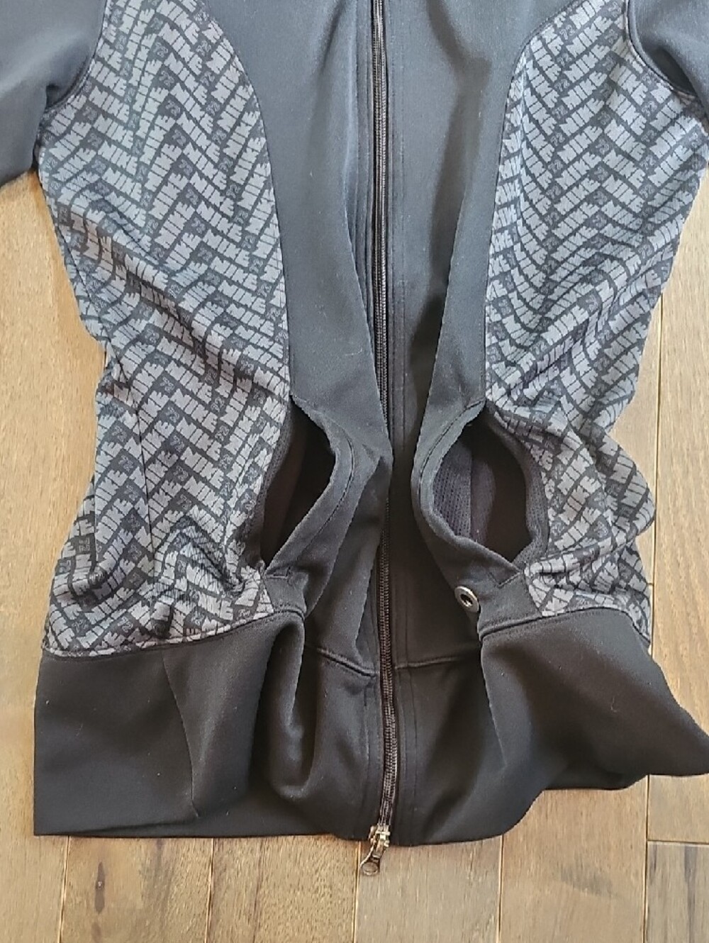 Vintage Nike Women's Black Full-Zip Track Jacket with Gray Pattern, Medium - Picture 4 of 11